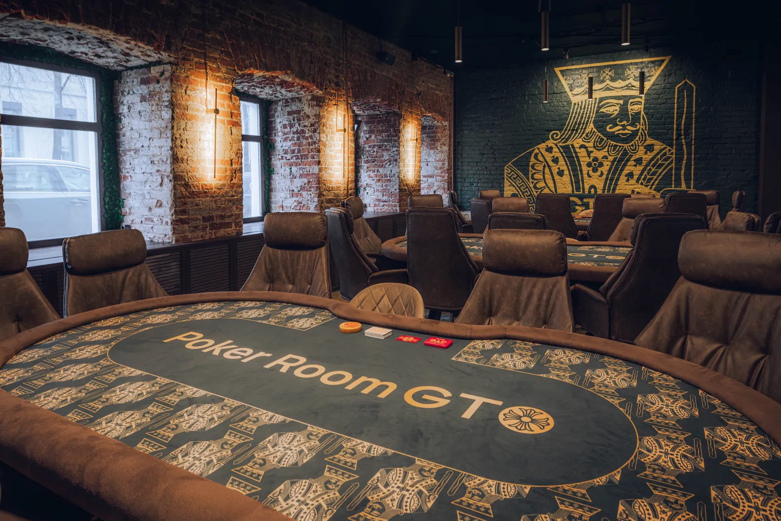 Игровой зал клуба Poker Room GTO с авторским муралом и турнирным столом